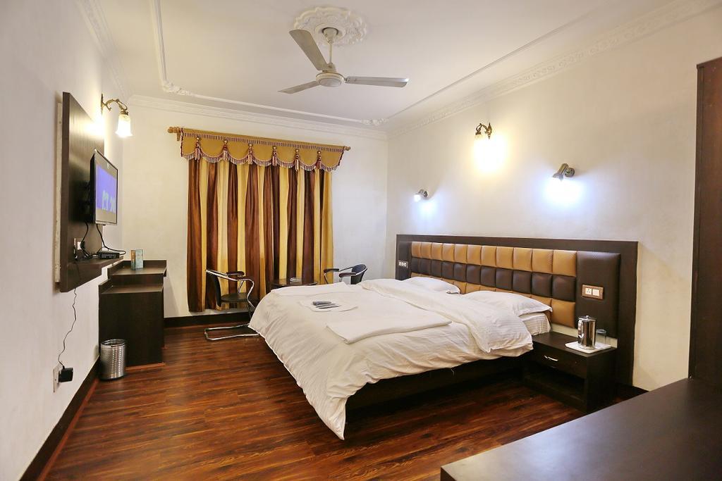 Hotel Ibni Kabeer Srīnagar Exterior foto