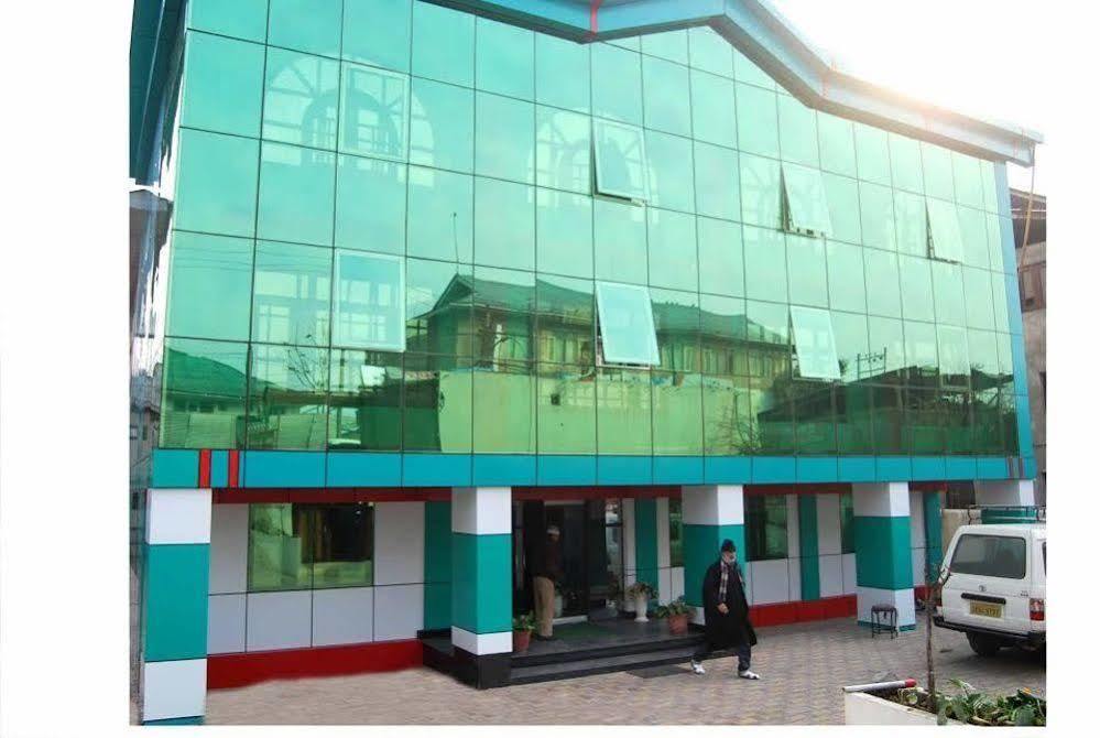 Hotel Ibni Kabeer Srīnagar Exterior foto